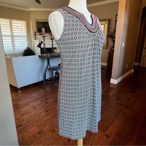 Rafaella Sleeveless Shift Dress Women’s Medium Black White Colorful Embroidery - Picture 7 of 10